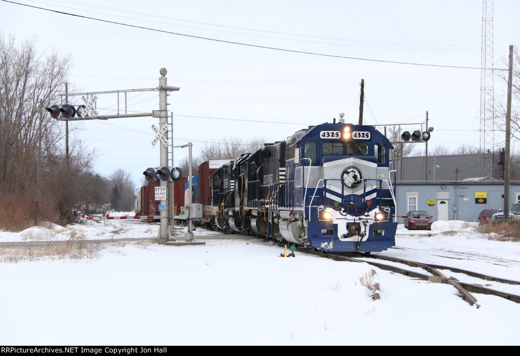 301 shoves back in to Wenona Yard with cars for the HESR